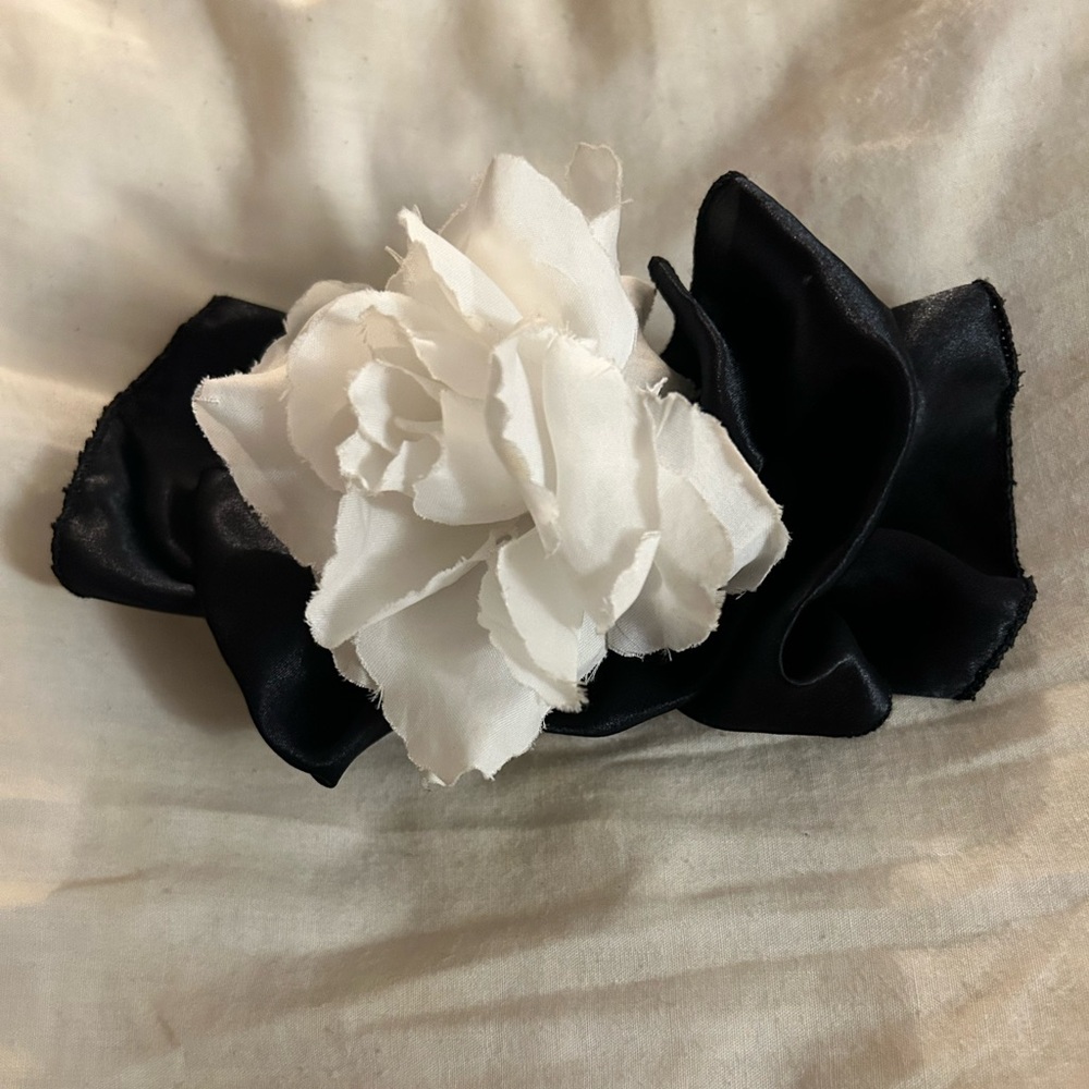 VTG 80s Elegant Black and White Floral Hair bow with metal clasp